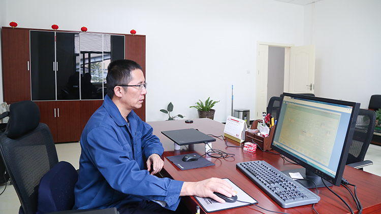 肖云通過在線檢測(cè)系統(tǒng)，分析選礦生產(chǎn)數(shù)據(jù).JPG