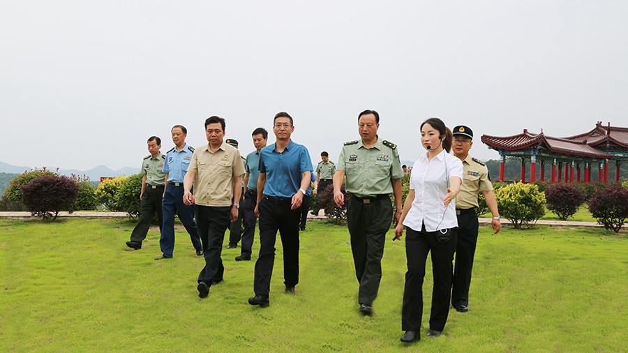 17-2020年7月，省委常委、省軍區(qū)司令員王文清蒞臨金徽股份調研企業(yè)編兵和綠色礦山建設工作是表示：金徽股份將民兵作為企業(yè)應急救援力量的一員，充分發(fā)揮了民兵作用，立起了在企業(yè)編兵的標桿。.jpg