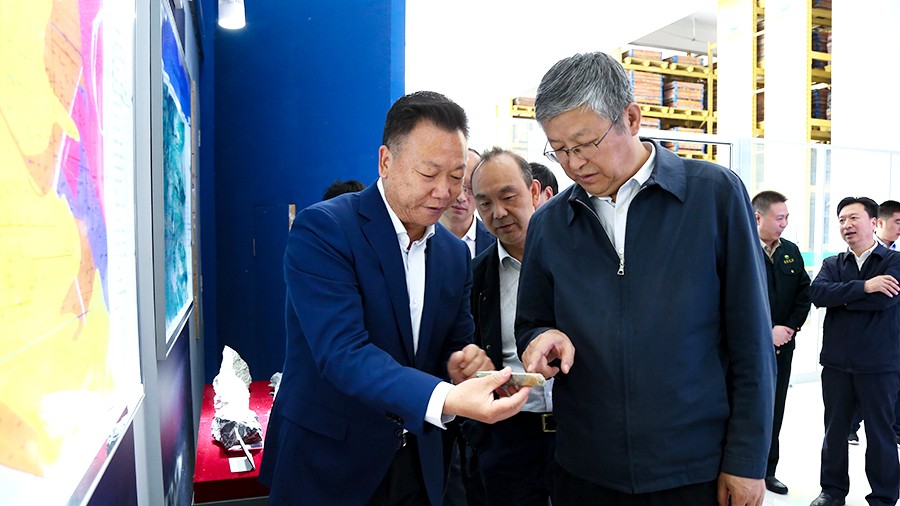 33-2021年5月，隴南市委書記張珂兵蒞臨礦區(qū)調研尾礦庫治理及綠色礦山建設情況。.jpg