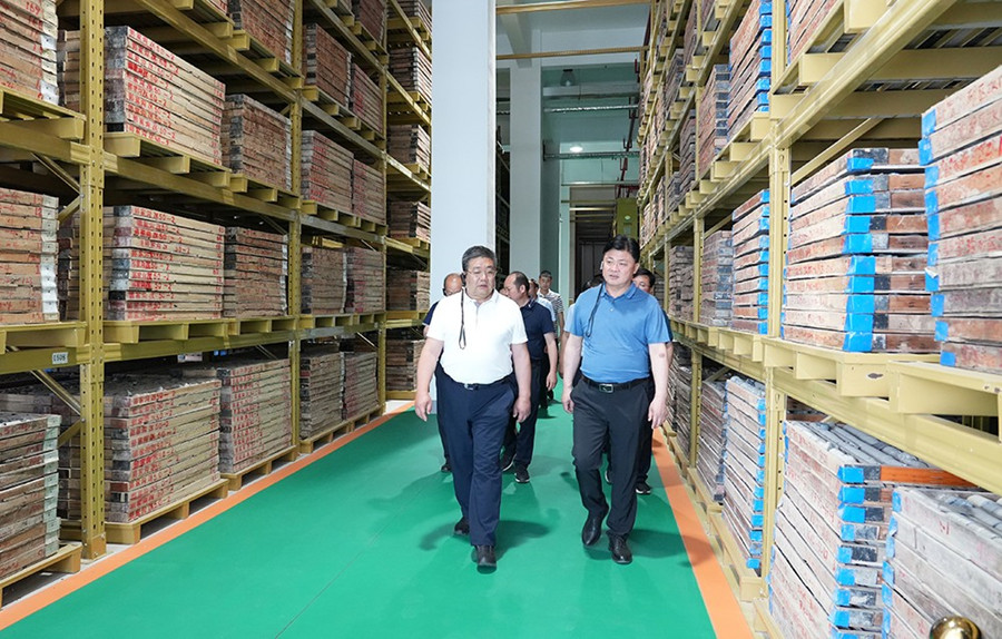 51-2022年6月，省農業(yè)農村廳一級巡視員朱寶瑩蒞臨金徽股份調研綠色礦山建設工作。.jpg