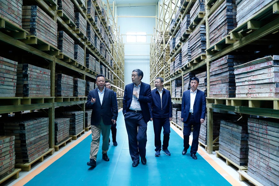 55-2019年4月，全國綠色礦山建設標準解讀與經驗交流研討會——綠色礦業(yè)發(fā)展萬里行（隴南站）活動在金徽股份舉辦。中國礦業(yè)聯(lián)合會黨委書記、會長彭齊鳴出席主持會議，并就金徽股份的綠色礦山建設情況進行調研。.jpg