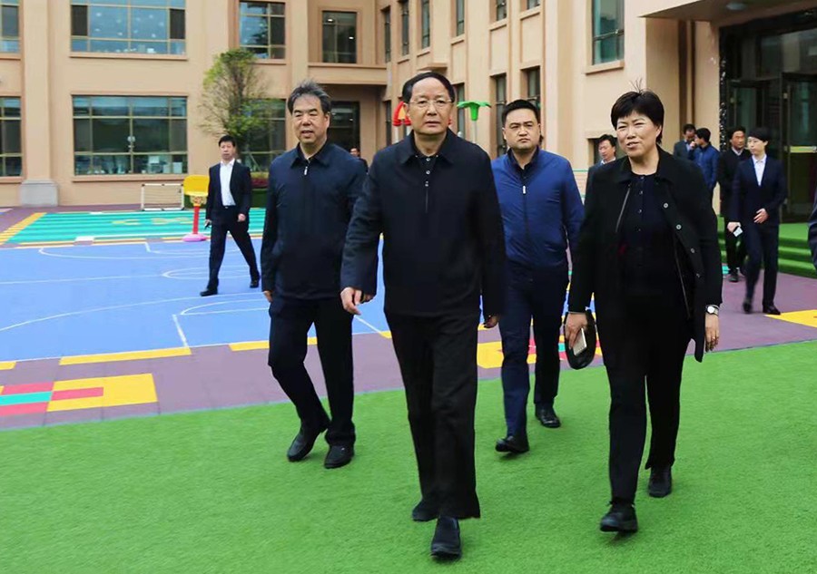 5.2018年4月，時任省政協(xié)主席、黨組書記歐陽堅蒞臨金徽企業(yè)視察-900.jpg